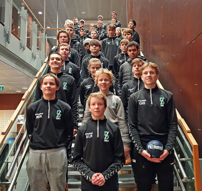 KOSTE SEG: Linje5-gutta koste seg på teaterstykket Linje5. Foto: Privat