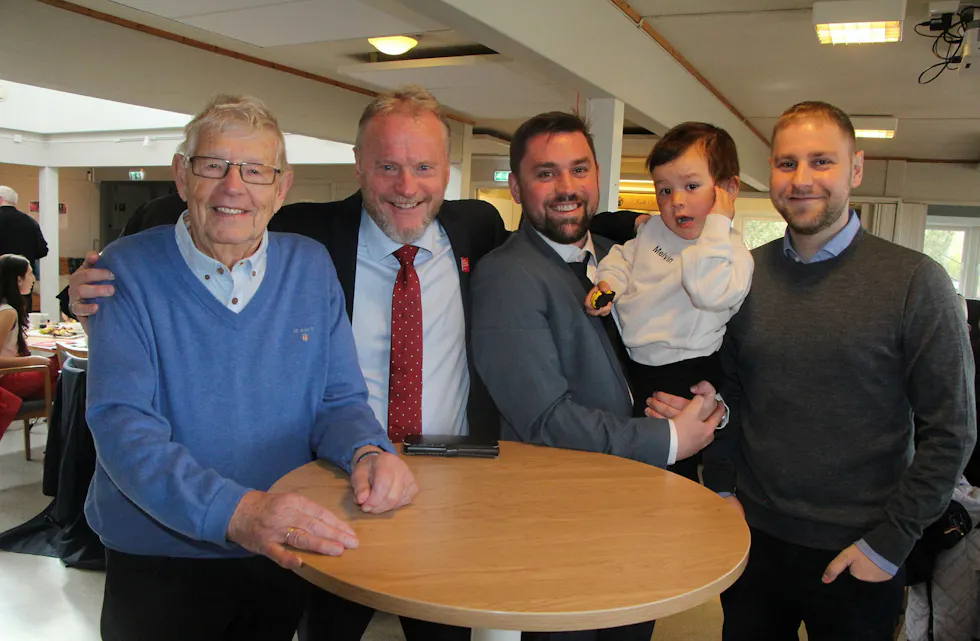 INGEN RAYMOND: Han skal holde appell i Bergen, og trolig blir det kun Sebastian - her med sønnen sin - som stiller opp fra Johansen-klanen.