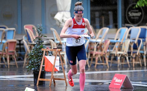 I SLAGET: Andrine Benjaminsen viste god form i det første internasjonale orienteringsmesterskapet siden 2019 og løp hjem to bronsemedaljer. Foto: Remy Steinegger