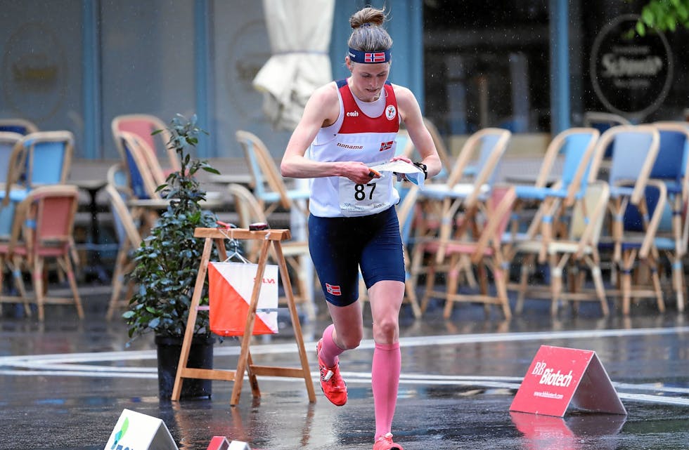 I SLAGET: Andrine Benjaminsen viste god form i det første internasjonale orienteringsmesterskapet siden 2019 og løp hjem to bronsemedaljer. Foto: Remy Steinegger