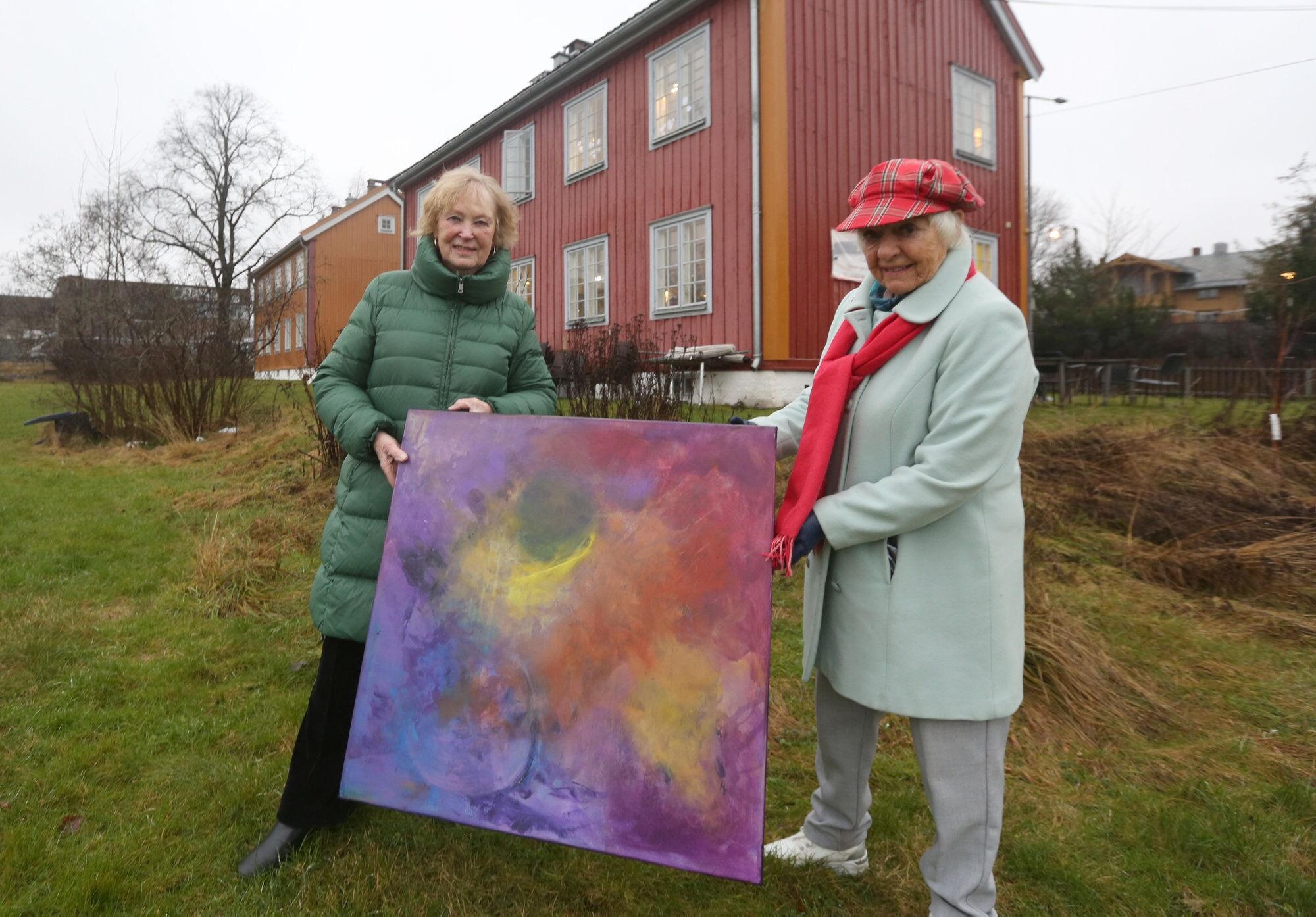 KUNSTELSKENDE DAMER:Inger Margrethe Eriksen (t.v.) er dagens leder av Groruddalen Kunstforening. Bodil Nordvik har ledet foreningen i to perioder. De har begge et hjerte som banker for kunst og ikke minst å fremme interessen og øke forståelsen for kunst og kultur Foto:
