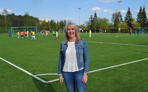 STORFORNØYD: Klubbleder i Årvoll IL, Ann-Karin Linnerud, er strålende fornøyd med at det endelig kommer en flerbrukshall her på Årvoll. Foto: