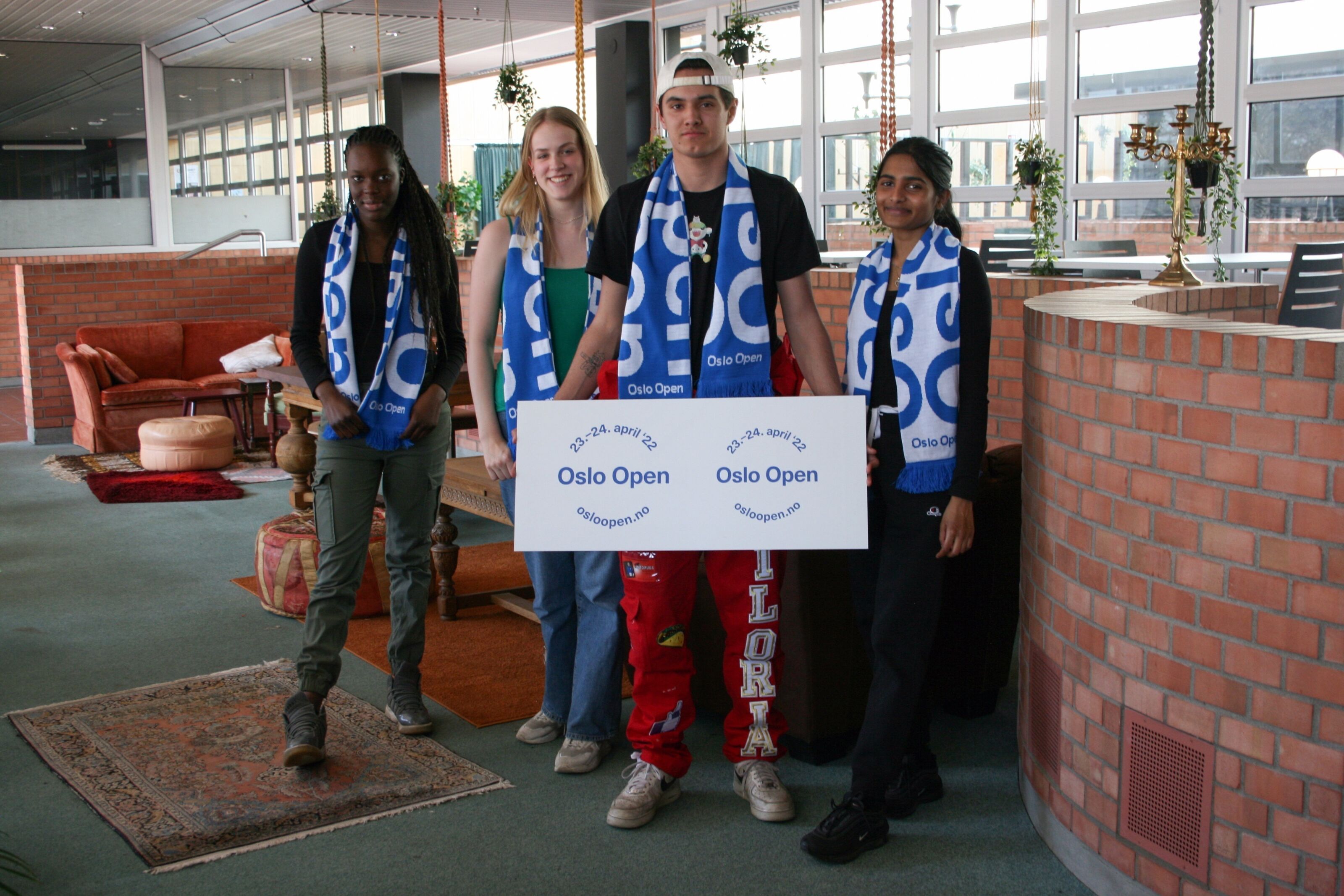 KLARE SOM GUIDER: Sira (16, f.v.), Hedvig (16), Niklas (18) og Kirshani (18) er fire av de seks ungdommene som denne helgen skal ta i mot publikum og guide dem gjennom atelierene på Startblokka. Foto:
