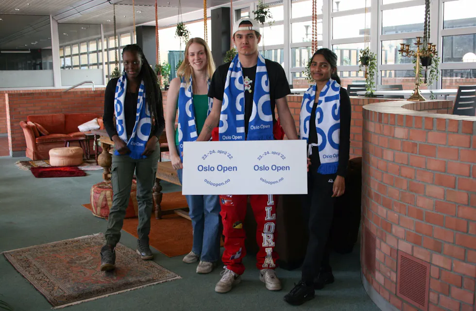 KLARE SOM GUIDER: Sira (16, f.v.), Hedvig (16), Niklas (18) og Kirshani (18) er fire av de seks ungdommene som denne helgen skal ta i mot publikum og guide dem gjennom atelierene på Startblokka. Foto: