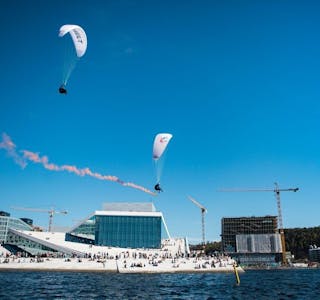 PARAGLIDERS: Det ble akrobatikk i lufta med paraglidere som hoppet fra et helikopter i lufta over Operataket. (Foto: Andreas Roksvaag) Foto: