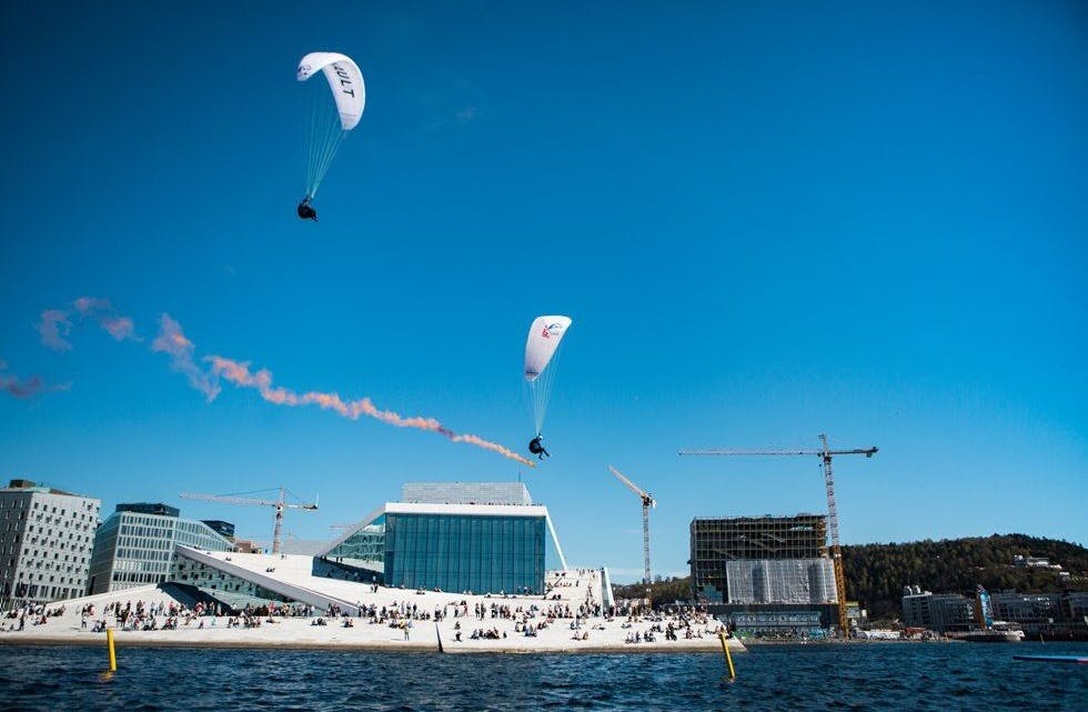 PARAGLIDERS: Det ble akrobatikk i lufta med paraglidere som hoppet fra et helikopter i lufta over Operataket. (Foto: Andreas Roksvaag) Foto: