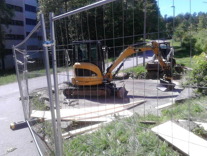 PARKERT: Her står gravemaskinen parkert på det lille feltet med steinhogger-rissene. (Foto: Thor Johnsen). Foto: