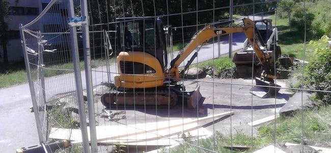 PARKERT: Her står gravemaskinen parkert på det lille feltet med steinhogger-rissene. (Foto: Thor Johnsen). Foto: