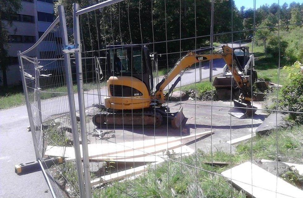 PARKERT: Her står gravemaskinen parkert på det lille feltet med steinhogger-rissene. (Foto: Thor Johnsen). Foto: