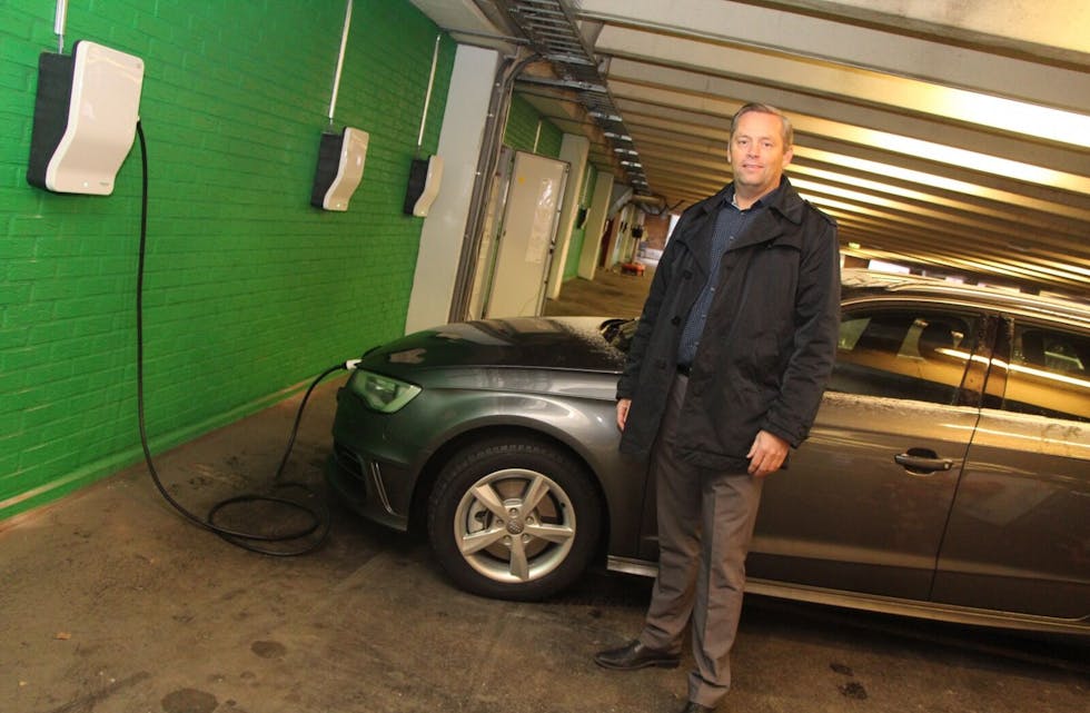 NYE PLASSER: Senterleder Jo Espen Eriksen forteller at Stovner senter har fått 22 nye el-bilplasser.  Foto: