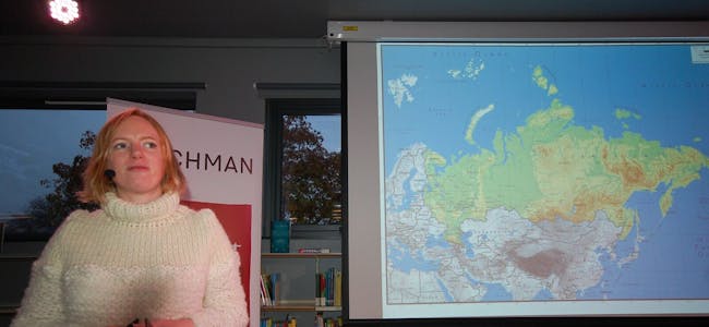 LANG REISE: Kartet til høyre for forfatteren gir et visst inntrykk av den enorme reisen hun la ut på rundt Russland. Foto:
