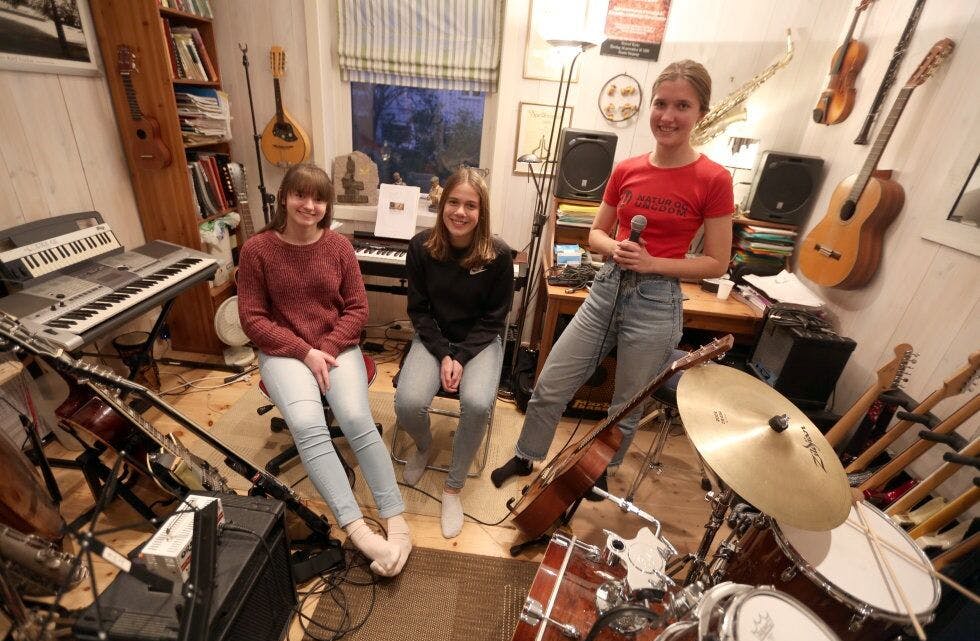 SPILLEKLARE JENTER: Marthe Berge (f.v.), Ingunn Høst Fossgard og Joni Fagerheim Lundevall skal få opp stemningen under lutefiskaftenen. De skal finpusse sang og pianoformen i Smutten musikkstue fram mot begivenheten. Foto: