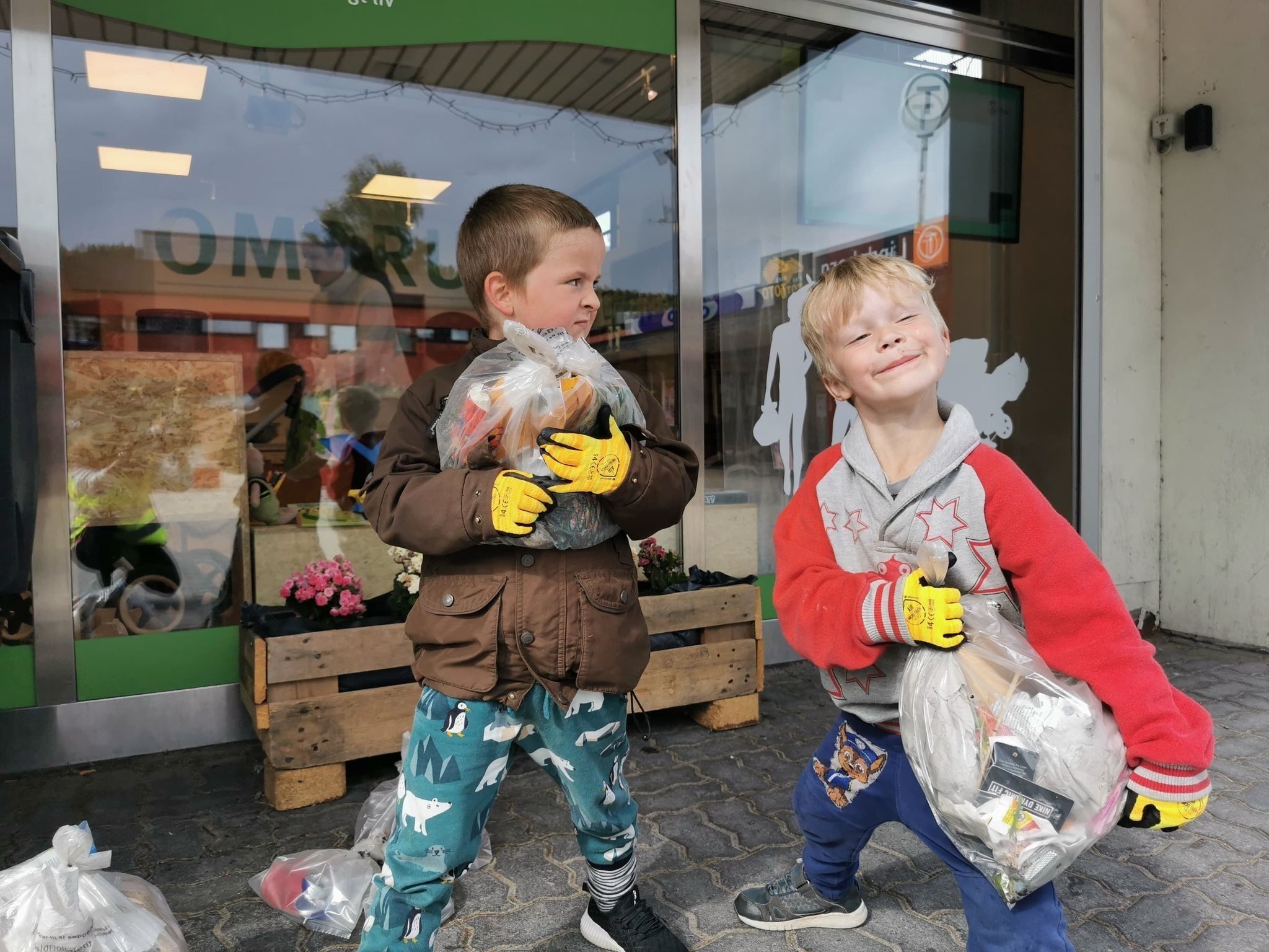 Søppelplukking på Lindeberg. (Foto: Sulaksana Sivapatham.)  Foto: