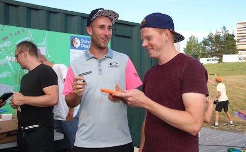 STEMNING: Lars Erland Olsen (t.h.) gliste bredt da Ricky Wysocki signerte frisbee-en hans. Foto: