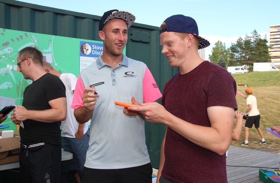 STEMNING: Lars Erland Olsen (t.h.) gliste bredt da Ricky Wysocki signerte frisbee-en hans. Foto: