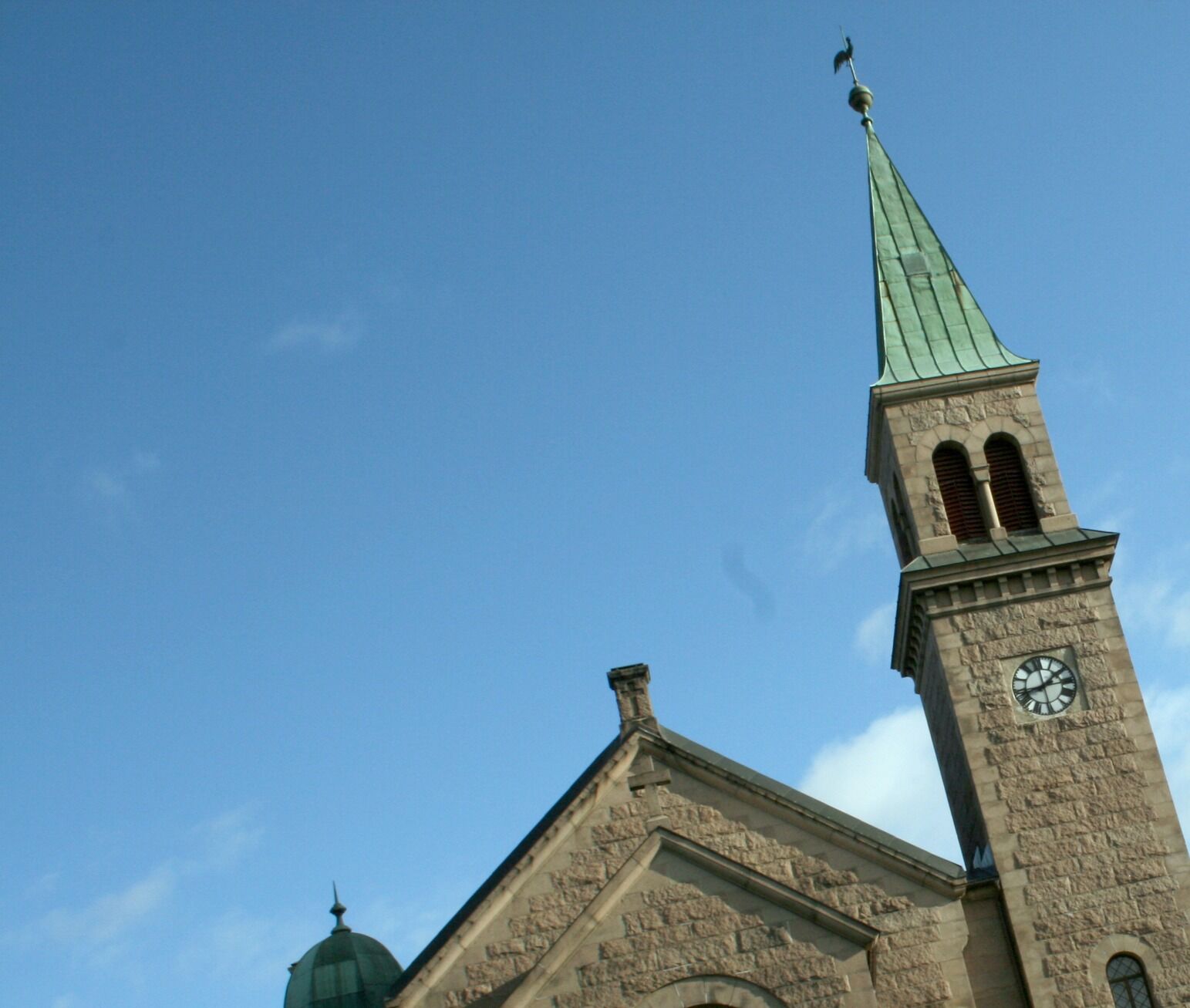 KIRKEVALG: Denne høsten er det også kirkevalg, men det er historisk at man i år kan velge mellom to lister. På mandag blir det kirkedebatt i Litteraturhuset. Foto: