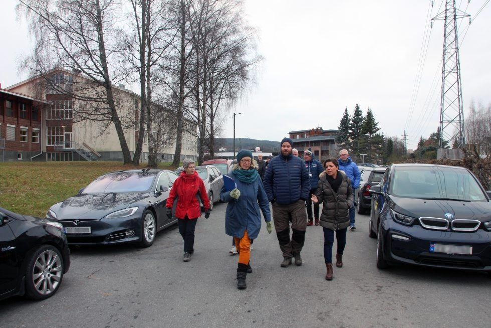 PÅ BEFARING: Ole-Jørgen Pettersen og Jørn Linnerud fra Bydel Grorud og beboere fra Vestbysletta viste representantene fra Bymiljøetaten trafikkbildet i Vestbyveien. Foto: