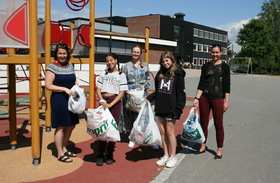 GAVE FRA AVISA: Vannposten lette i alle kriker og kroker på huset for å overrekke pant. Cathrine Skovli (f.v.), Leena (13), Gro Alice Ytreøy Christensen, Mathea (13) og Idunn Lier takket stort for gaven. Foto: