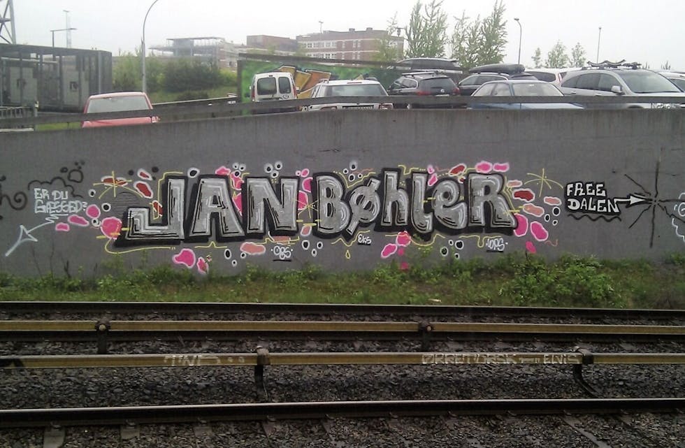 GRAFFITI-HYLLEST: Fikk du med deg dette? Noen få dager i mai i fjor kunne man se navnet til Jan Bøhler langs t-banesporet mellom Økern og Risløkka t-banestasjoner. Foto: