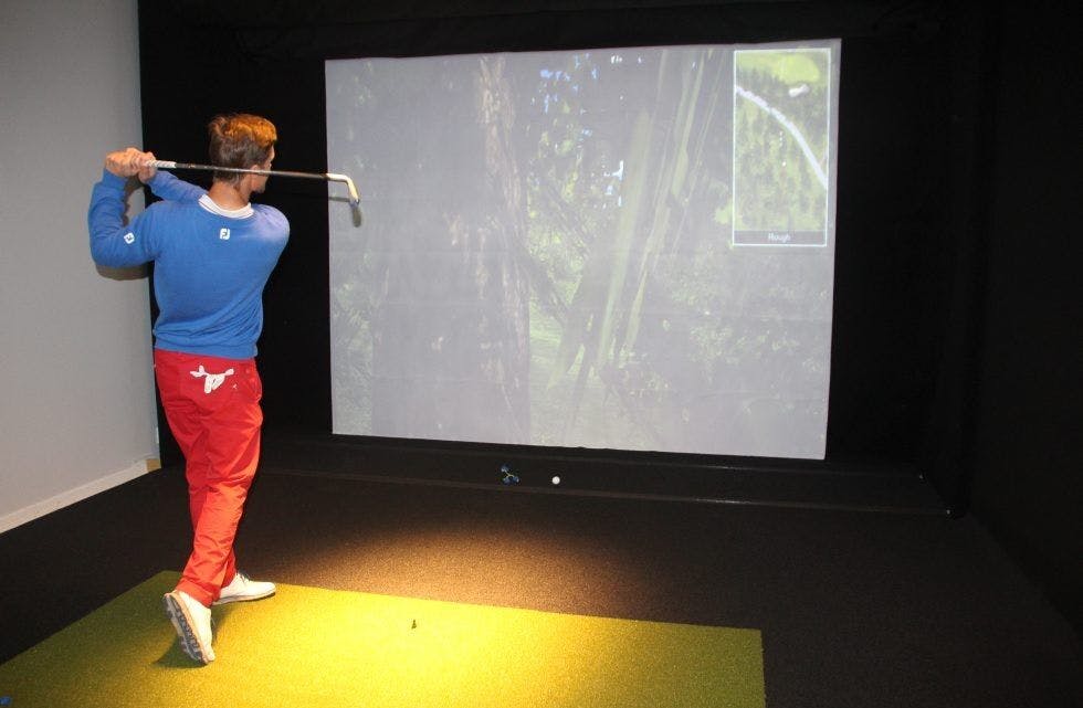 NYTT TILSKUDD: Hovedtrener Per Falk tester ut en av de to nye golfsimulatorene. Foto: