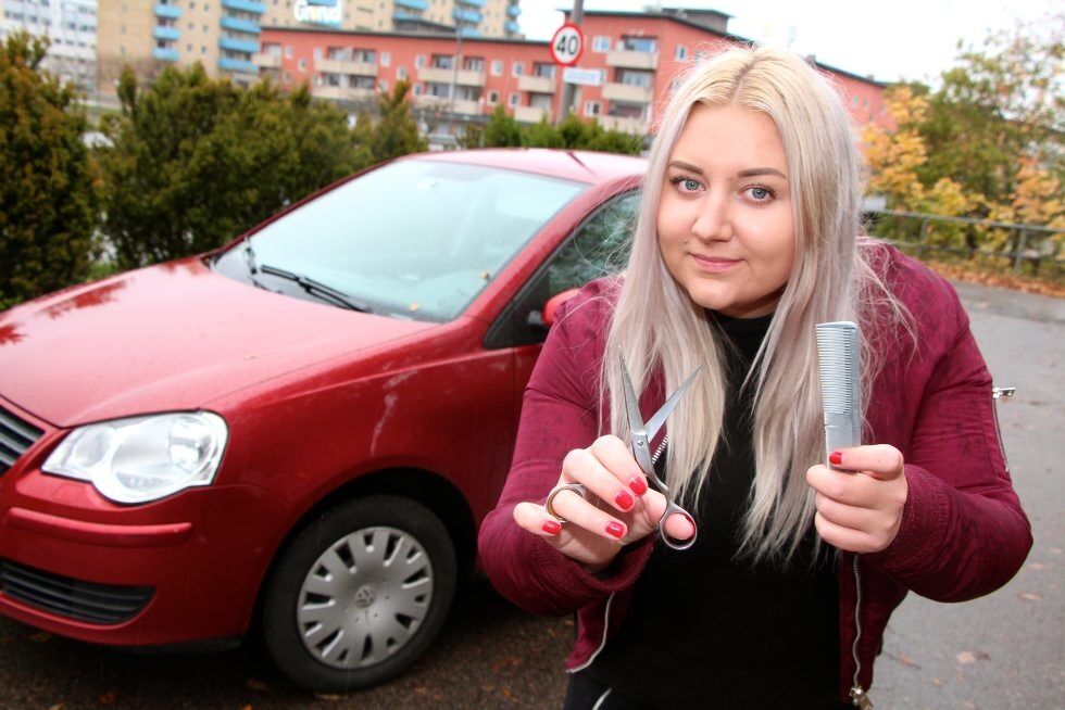 MOBIL FRISØR: Tine Johansen fra Årvoll startet bedriften «Hjemmefrisør» for seks år siden. Hun kommer gjerne hjem til deg med saks og kam. Foto: