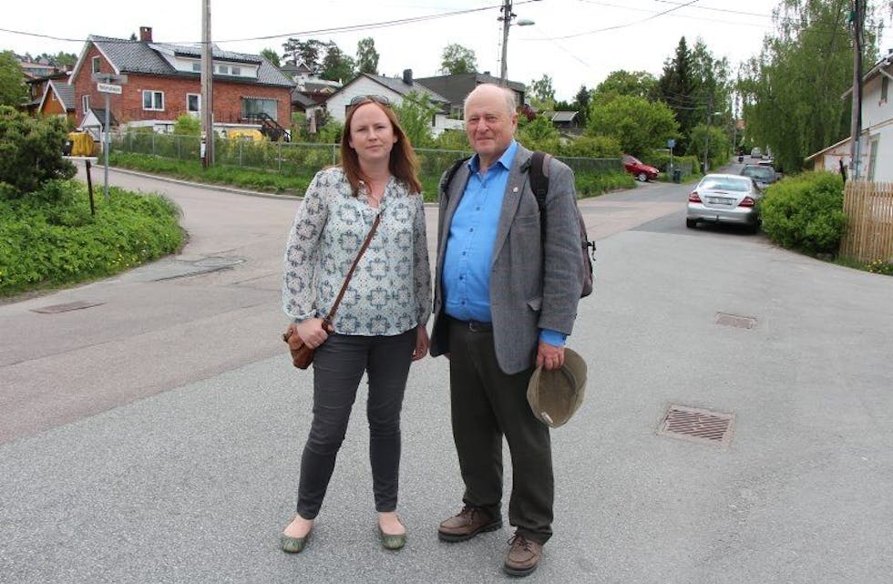 ØNSKER SEG FOTOBOKS: Alna Venstres Mona Grønlie Herzog og bystyrepolitiker Odd Einar Dørum (V) kjemper for fotoboks i Hellerudveien. Veien er skolevei med en fartsgrense på 30 km/t som politikerne mener ikke blir overholdt. Foto: