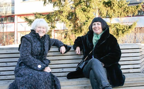 På en benk på Furuset sitter Oslo Høyres nye nestleder, Merete Agerbak-Jensen (t.h.), sammen med Grete Horntvedt. – Hva ønsker Groruddalen fra Høyre? Foto: