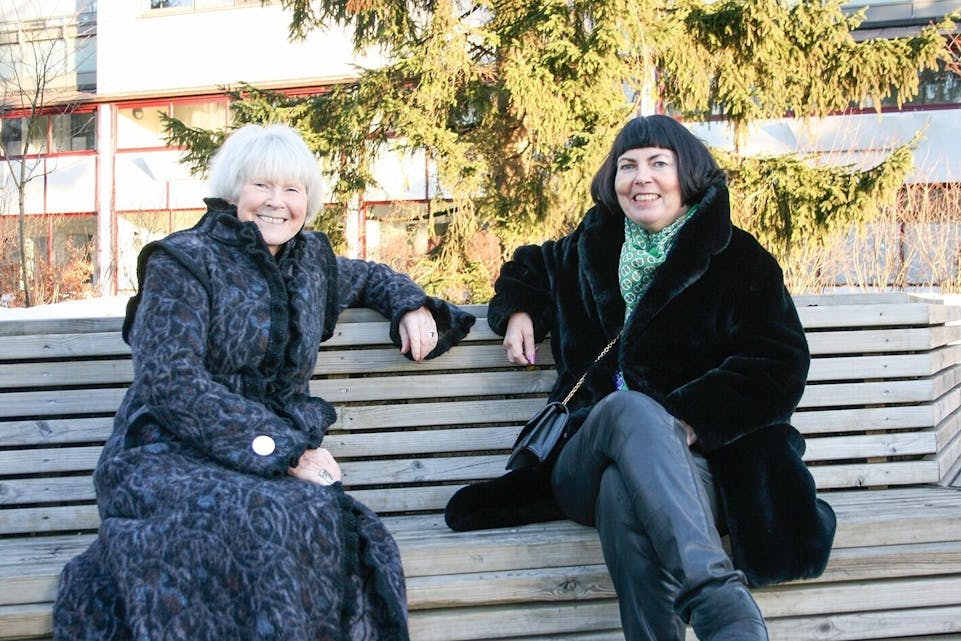 På en benk på Furuset sitter Oslo Høyres nye nestleder, Merete Agerbak-Jensen (t.h.), sammen med Grete Horntvedt. – Hva ønsker Groruddalen fra Høyre? Foto: