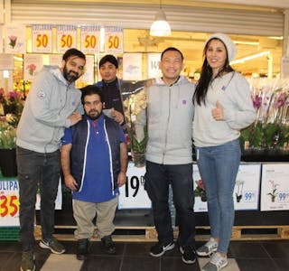 FAMILIE: kjøpmannparet Lina og Aqeel har skapt en familie på Rema 1000 Furuset. Her med Gul Bahaduri, Adnan Ali og Gonzalo Solas. Foto: