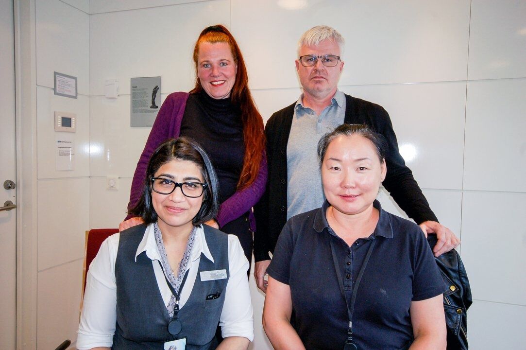 FORNØYDE: Både Ghazala Janjua, Bayasgalan Tserenjav (foran) og Irene Wisløff og Terje Lødemehl er fornøyde med resultatet. Foto: