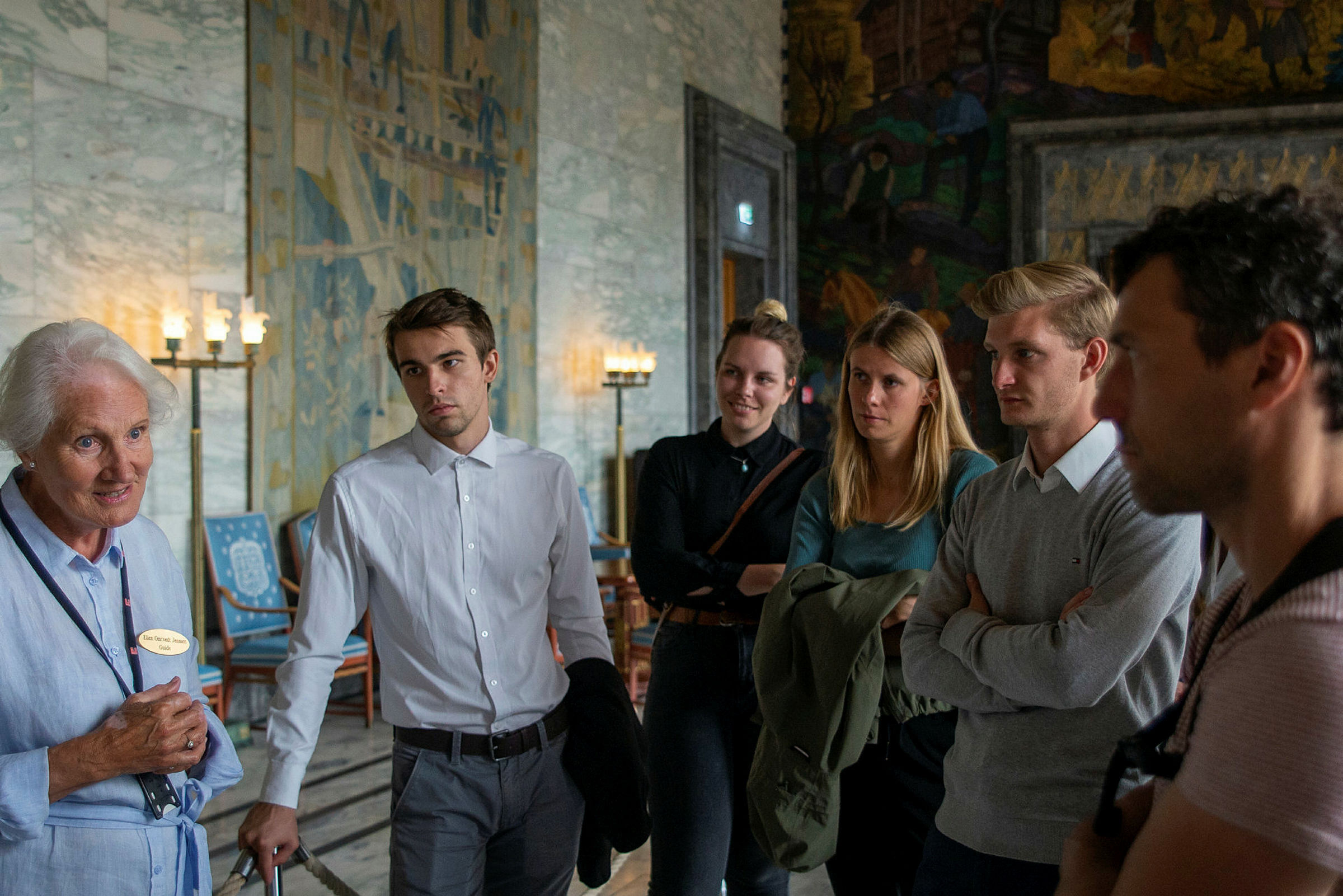 En omvisning i rådhuset er alltid spennende, de besøkende fikk en interessant tur med guide. Foto: Athithyan Valluvan