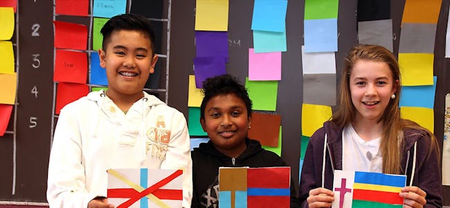 MODERNISERT NORGES FLAGG: Axel (13), Vakksan (12) og Maria (12) viser stolt fram sine tolkninger av Norges flagg. Flaggene skal utstilles på Tanthaus Oslo. Foto: