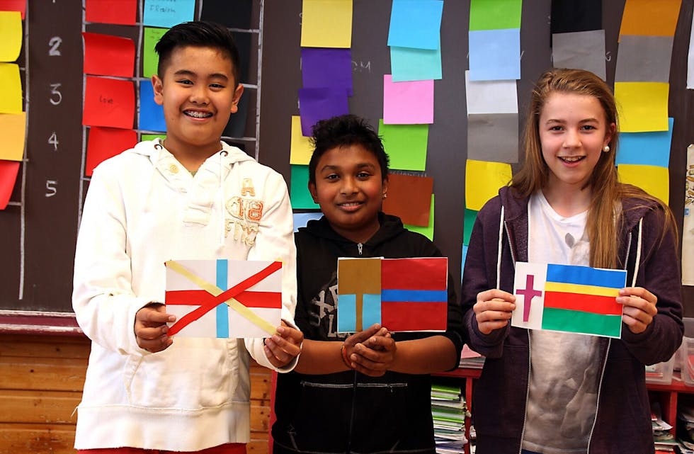 MODERNISERT NORGES FLAGG: Axel (13), Vakksan (12) og Maria (12) viser stolt fram sine tolkninger av Norges flagg. Flaggene skal utstilles på Tanthaus Oslo. Foto: