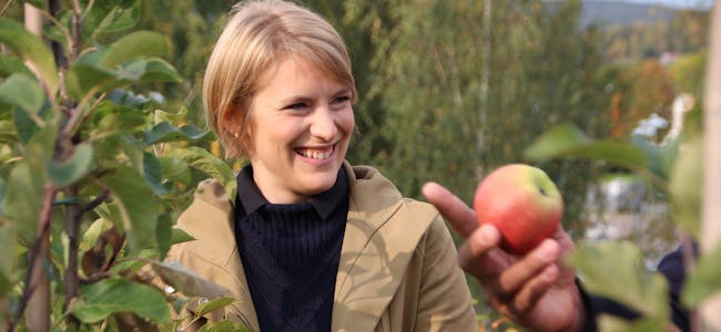 Kari Elisabeth Kaski (SV) – her fra da hun nylig plukket epler sammen med ungdommene på Stovner. Foto: