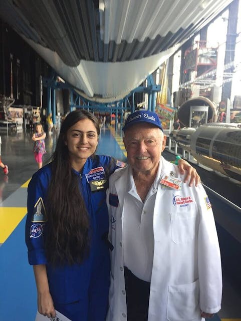 FINT MØTE: Bani Singh gleder seg til å besøke NASA. Her fra en tidligere tur til Huntsville i regi av Norsk Romsenter med Charlie Johnson som tidligere har jobbet som rakettforsker i NASA. (Foto: Privat) Foto: