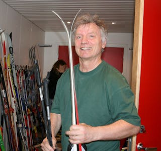 PÅ JAKT: Kristian Næss fant ski, staver og støvler på loppemarkedet. Nå skal de gjøres nye igjen, før de kommer på salg hos Sport Igjen AS. Foto: Caroline Hammer