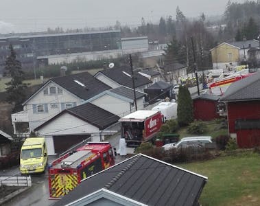 BRANN: Alle nødetater rykket ut til et rekkehus i Nuggerudveien etter at det begynte å brenne tirsdag morgen. (Foto: Lill Erlandsen) Foto: