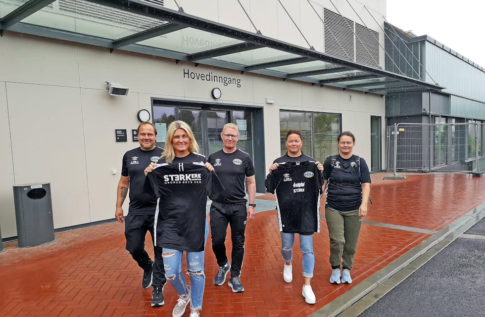 GÅR FOR EN GOD SAK: Miguel Paulos, Beate Bakke Pedersen, Espen Johnsen, Helene Haaberg Bakk og Anne Lise Løkken skal gå til Grorud ILs bortekamp mot Fredrikstad for å skaffe inntekter til klubbens yngste medlemmer. Foto: