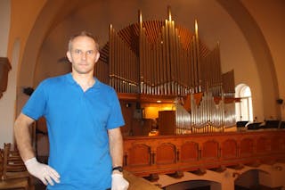 RENOVERER ORGELET: Orgelbygger Marius Lyngø fikser blant annet på det tekniske og vasker alle pipene i orgelet i Grorud kirke. Foto: