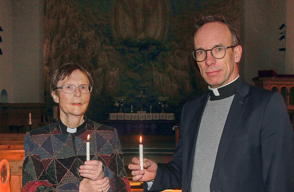 Lørdag kommer man inn i en mørk Grorud kirke før man sammen tenner lysene og lyser opp kirken. Dette skjer i forbindelse med påskenattsgudstjenesten i Grorud kirke, en påsketradisjon siden 1995. Foto: Sindre Veum Apneseth