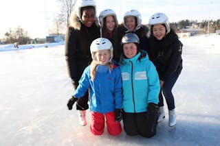 GØY I VINTERVÆRET: 7.-klassingene Priscilla (bak t.v.), Celine, Elisa og Nora nyter det fine været ute på isen. Foto:
