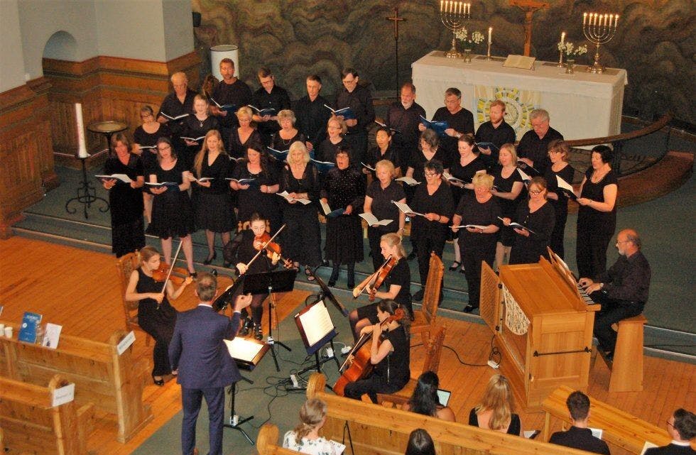 KAMMERKOR: Her er dirigent Gjermund Brenne i gang med taktstokken. Musikerne spiller og Terje Winge er på plass ved kororgelet. Foto: