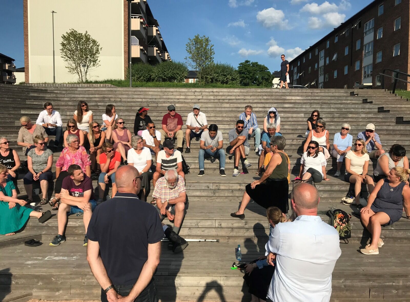 I DIALOG: – Vi vil i nærmere dialog med innbyggerne våre, sier Rune Snildal (t.v.). Her sammen med kommunikasjonssjef i bydelen, Bjørn O. Mørch Larsen under et åpent møte i Bjerkedalen park. Foto: Bydel Bjerke