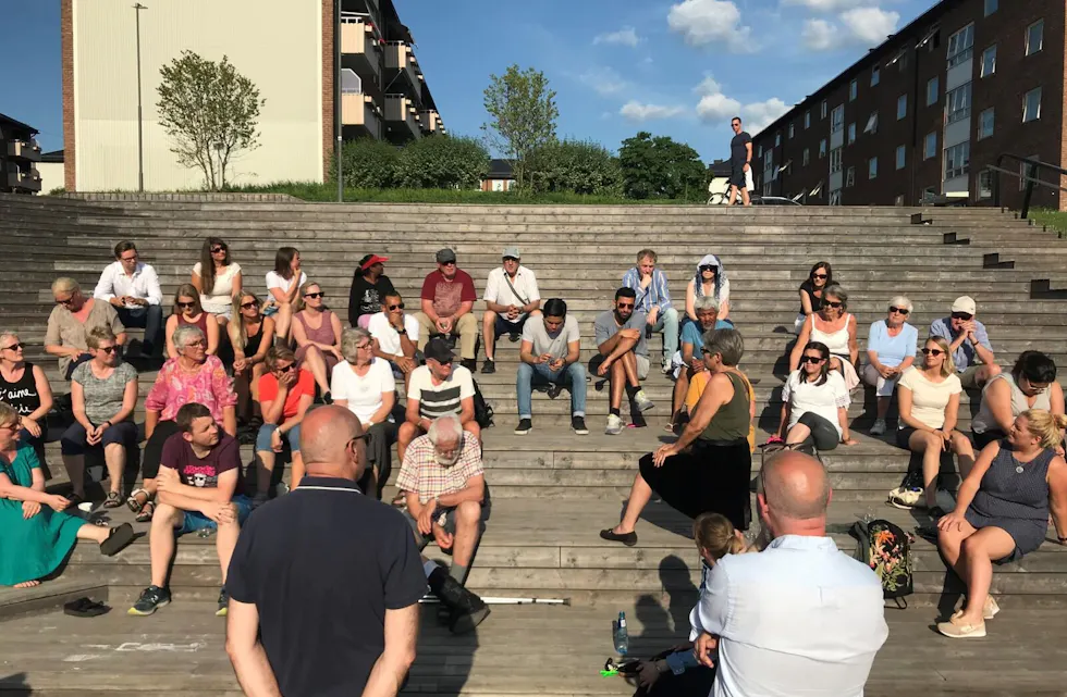 I DIALOG: – Vi vil i nærmere dialog med innbyggerne våre, sier Rune Snildal (t.v.). Her sammen med kommunikasjonssjef i bydelen, Bjørn O. Mørch Larsen under et åpent møte i Bjerkedalen park. Foto: Bydel Bjerke