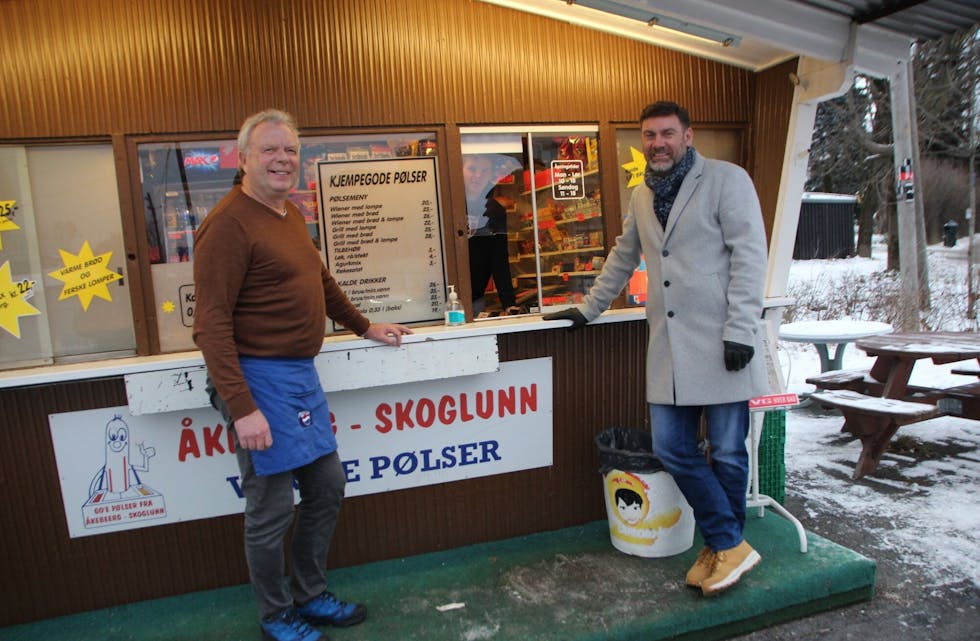 GIR STAFETTPINNEN VIDERE: Arvid Skalstad (t.v.) gir seg etter 43 år i kiosken. Nå er det Fredrik Espenes som skal drive videre – og det med god hjelp av sønnen, Martin Espenes, som man ser et glimt av gjennom kiosk-luka. Foto: