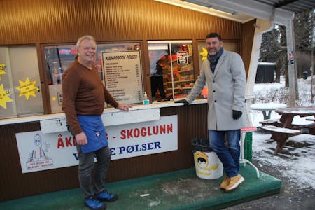 GIR STAFETTPINNEN VIDERE: Arvid Skalstad (t.v.) gir seg etter 43 år i kiosken. Nå er det Fredrik Espenes som skal drive videre – og det med god hjelp av sønnen, Martin Espenes, som man ser et glimt av gjennom kiosk-luka. Foto: