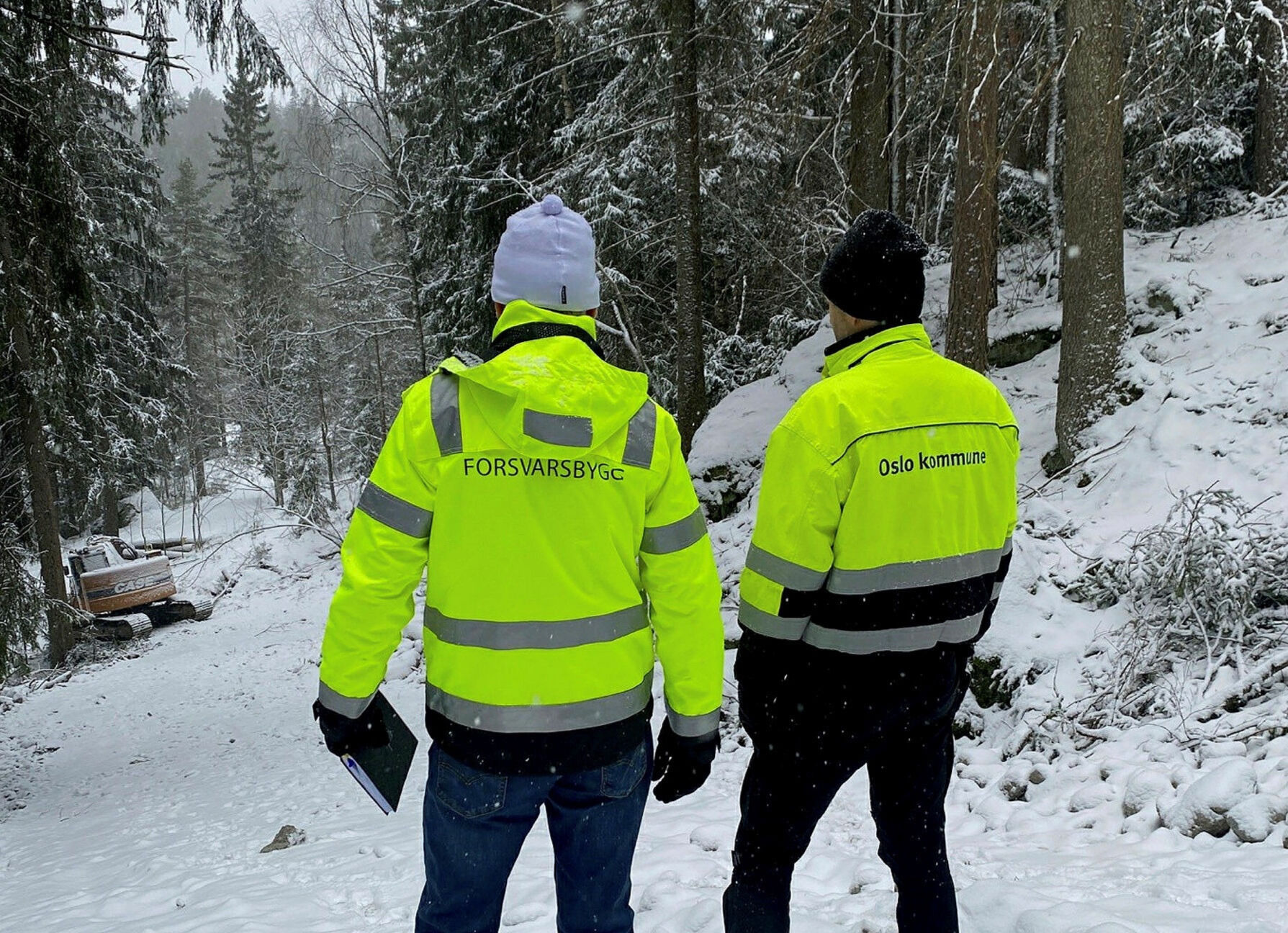 Forsvarsbygg og Oslo kommune ved Bymiljøetaten på befaring av anleggsarbeidet. Prosjektsjef Odd-Erik Martinsen i Forsvarsbygg og seksjonssjef Eivind Birkeland i Bymiljøetaten. Foto: Forsvarsbygg Foto: Forsvarsbygg