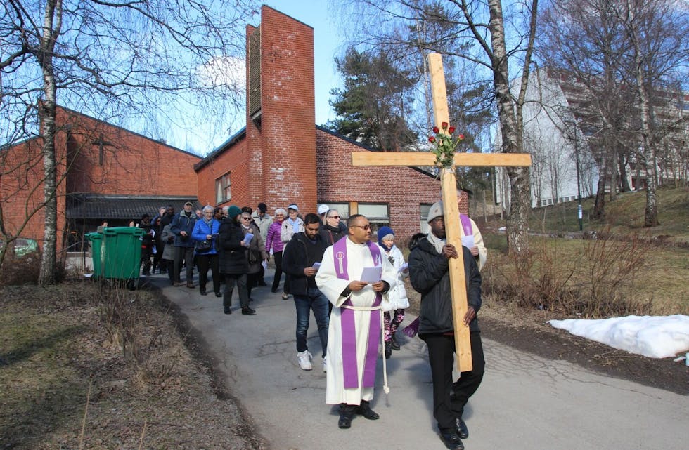 Etter langfredagsgudstjenesten bæres korset fra Fossum til Stovner kirke. Foto: