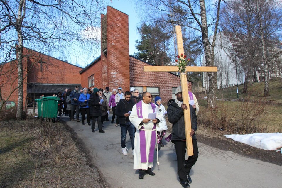 Etter langfredagsgudstjenesten bæres korset fra Fossum til Stovner kirke. Foto: