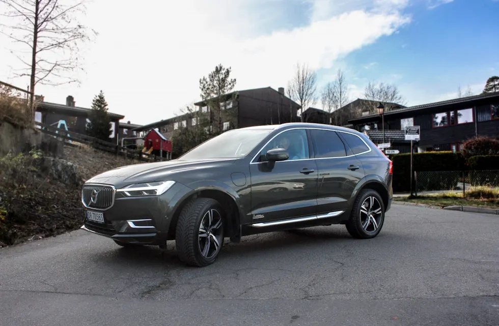 RÅSKINN: Hybridversjonen av Volvo XC60, her parkert foran Stigenga borettslag på Høybråten, er et råskinn. Foto: